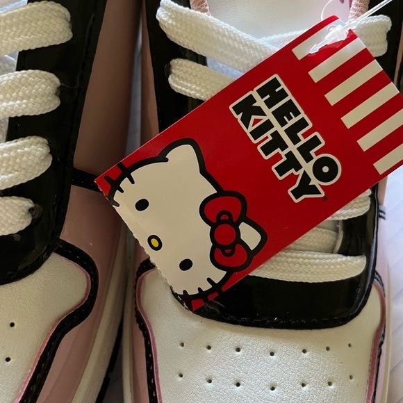 ~WOMEN’S~HELLO KITTY~SNEAKERS~NIB~8 - Picture 7 of 7